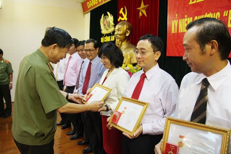 Trao Kỷ niệm chương Bảo vệ An ninh TQ cho lãnh đạo Ban Đối ngoại Trung ương Đảng và Bộ Ngoại giao - ảnh 1
